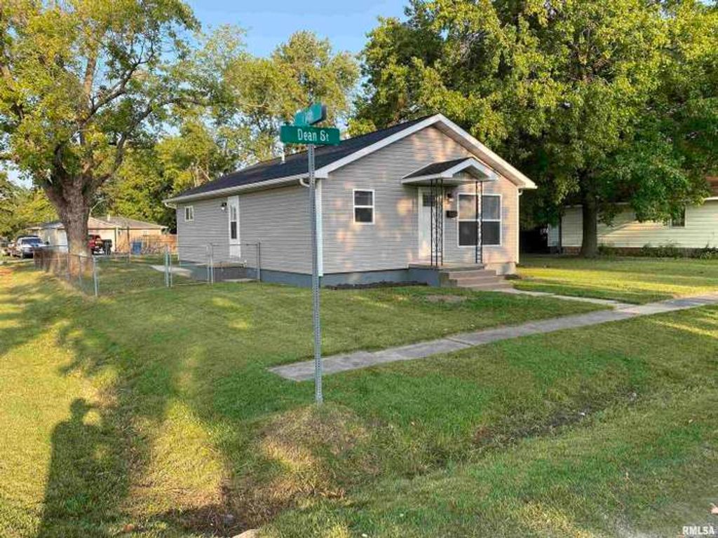 Image 1 of property listing at 1328 Dean Street, Centralia, IL 62801