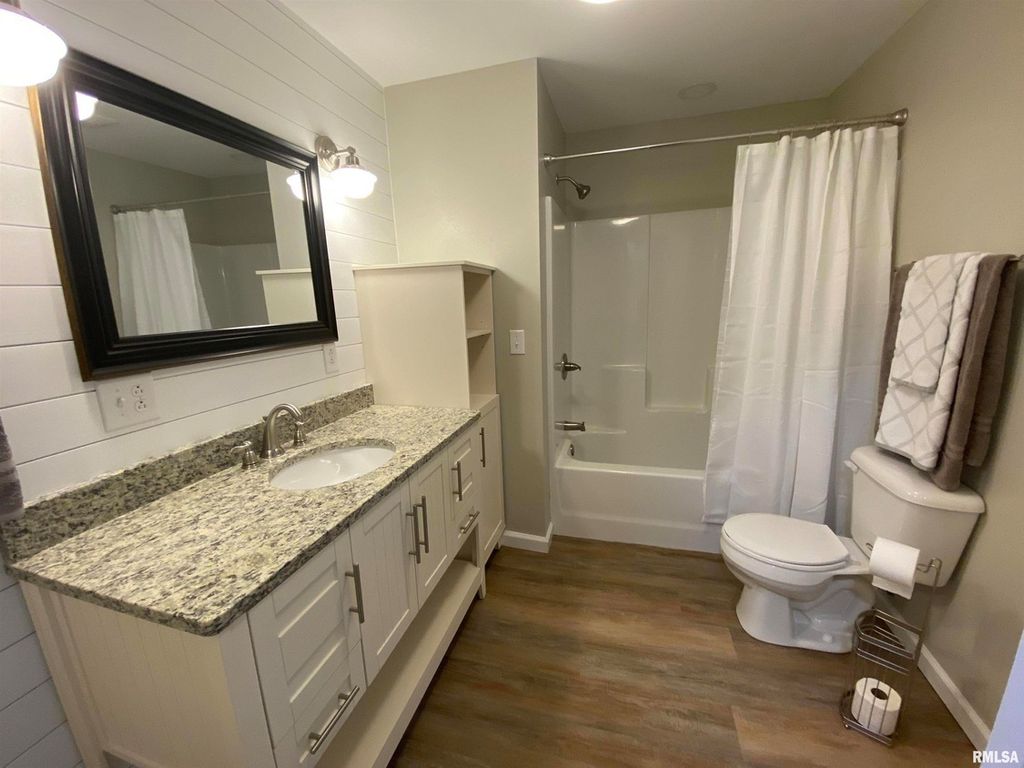 Image 5 of property listing at 1328 Dean Street, Centralia, IL 62801