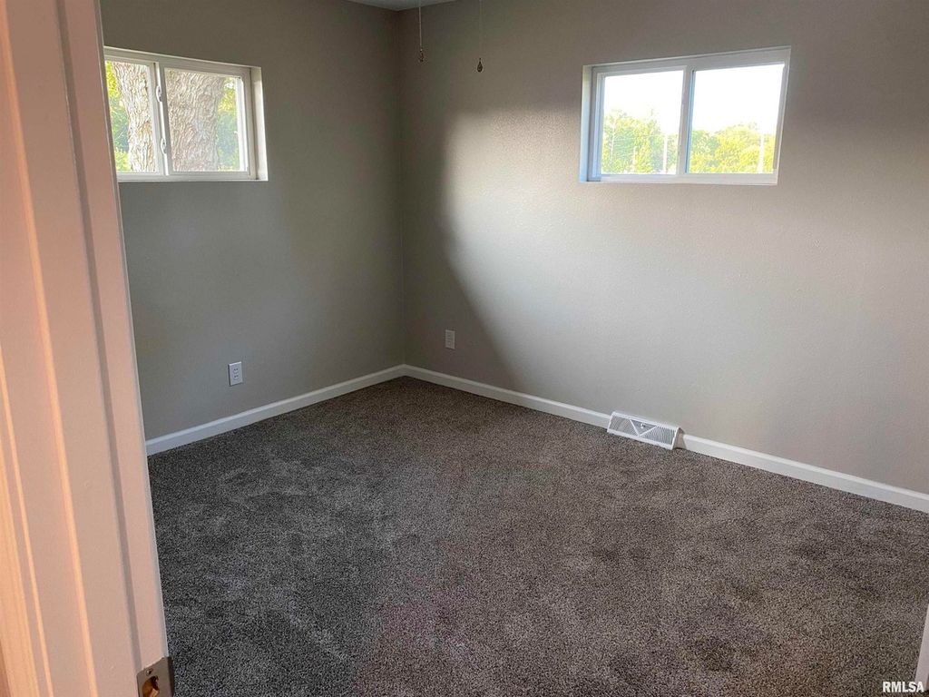 Image 6 of property listing at 1328 Dean Street, Centralia, IL 62801