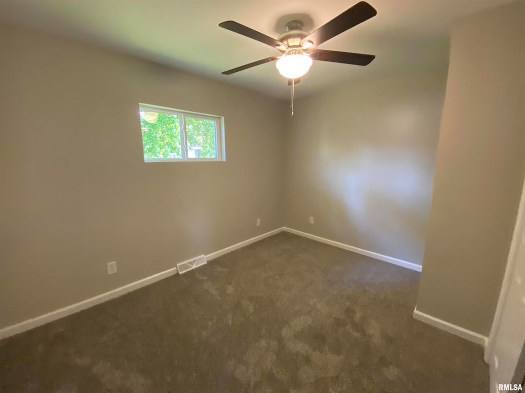 Image 7 of property listing at 1328 Dean Street, Centralia, IL 62801