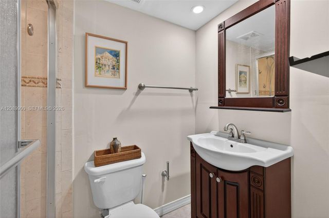 1308 Bayview Drive 2B, Fort Lauderdale, FL 33304