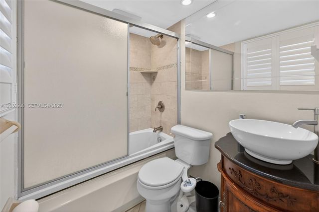 1308 Bayview Drive 2B, Fort Lauderdale, FL 33304