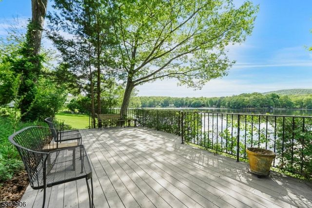 40 E Shore Dr, Hampton Twp., NJ 07860