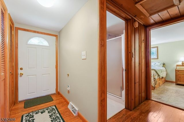 40 E Shore Dr, Hampton Twp., NJ 07860