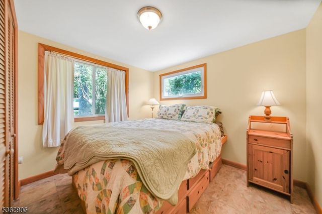 40 E Shore Dr, Hampton Twp., NJ 07860