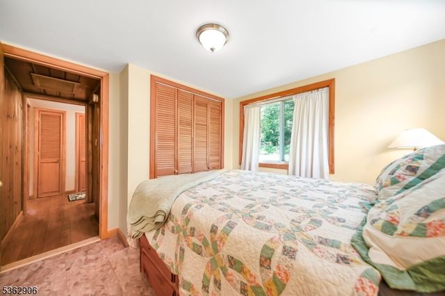 40 E Shore Dr, Hampton Twp., NJ 07860