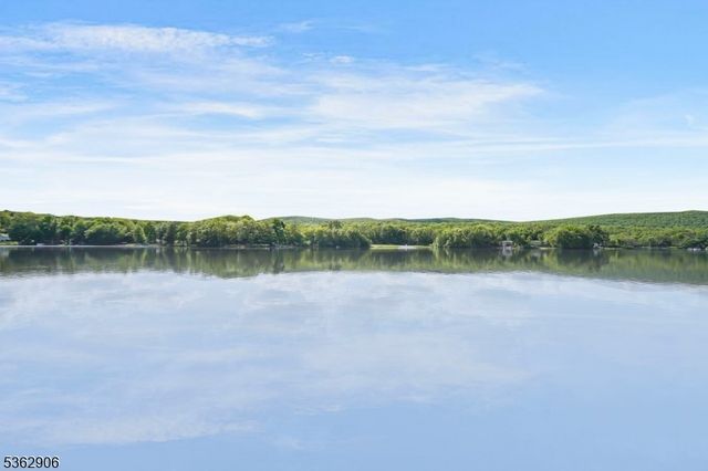 40 E Shore Dr, Hampton Twp., NJ 07860