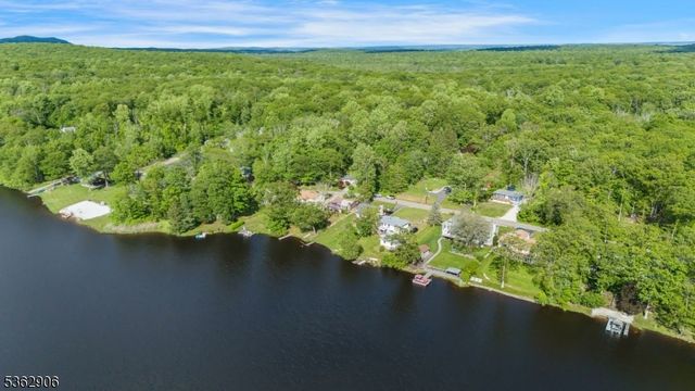 40 E Shore Dr, Hampton Twp., NJ 07860