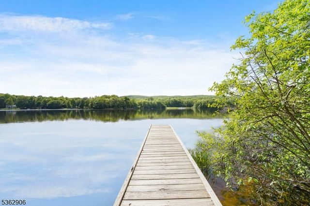 40 E Shore Dr, Hampton Twp., NJ 07860