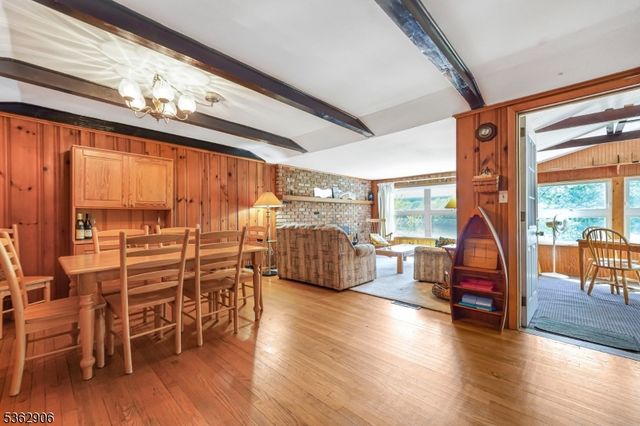 40 E Shore Dr, Hampton Twp., NJ 07860