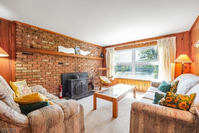 40 E Shore Dr, Hampton Twp., NJ 07860