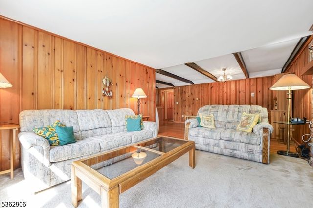 40 E Shore Dr, Hampton Twp., NJ 07860