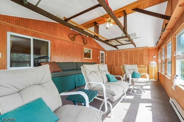 40 E Shore Dr, Hampton Twp., NJ 07860