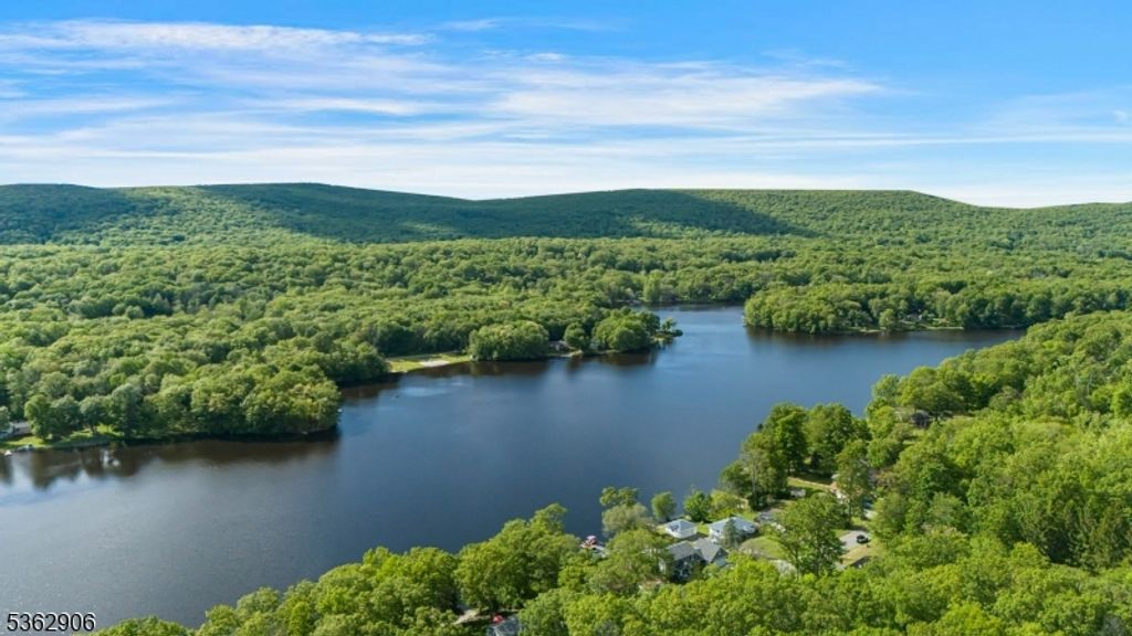 40 E Shore Dr, Hampton Twp., NJ 07860