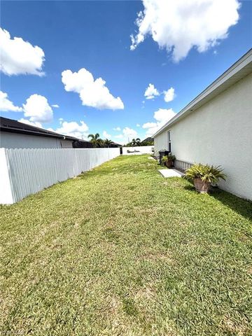 635 NE 6th PL, Cape Coral, FL 33909