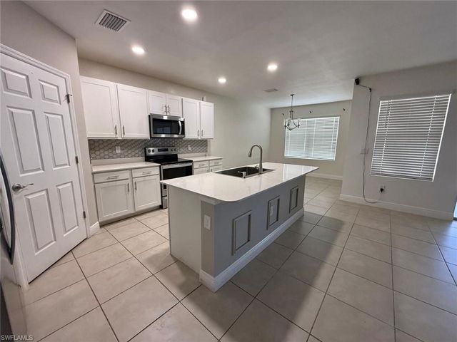 635 NE 6th PL, Cape Coral, FL 33909