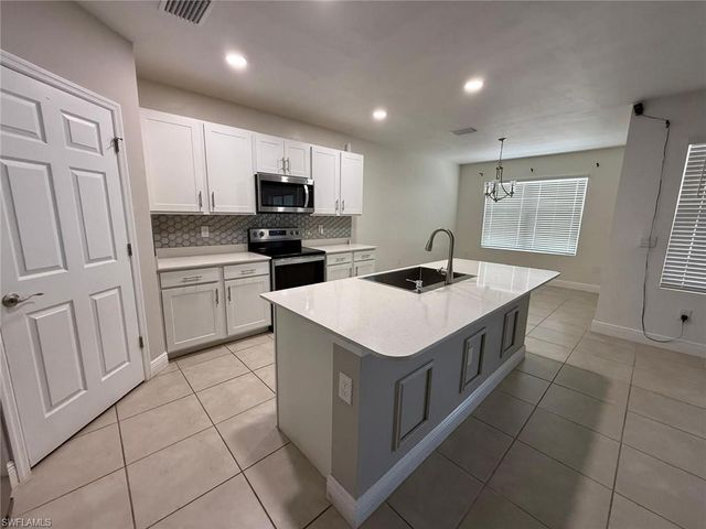 635 NE 6th PL, Cape Coral, FL 33909