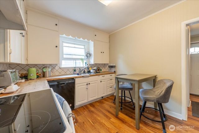 7945 9th Avenue SW, Seattle, WA 98106