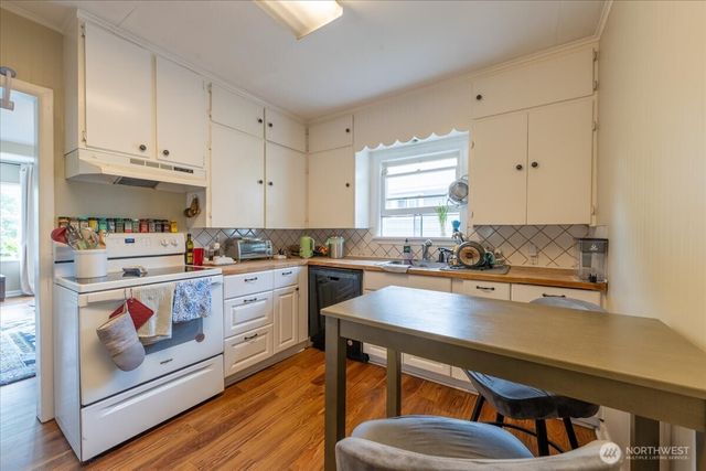7945 9th Avenue SW, Seattle, WA 98106
