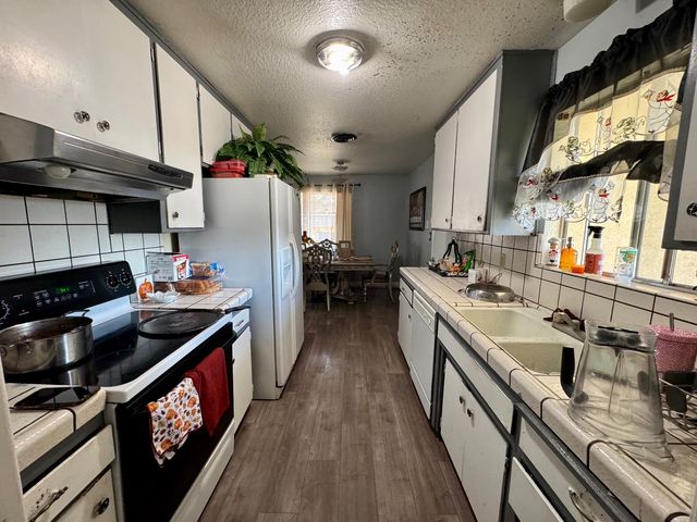 913 9th St, Turlock, CA 95380