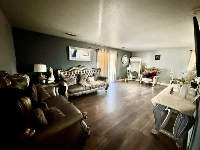 913 9th St, Turlock, CA 95380