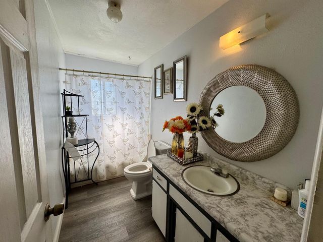 913 9th St, Turlock, CA 95380