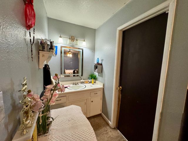 913 9th St, Turlock, CA 95380