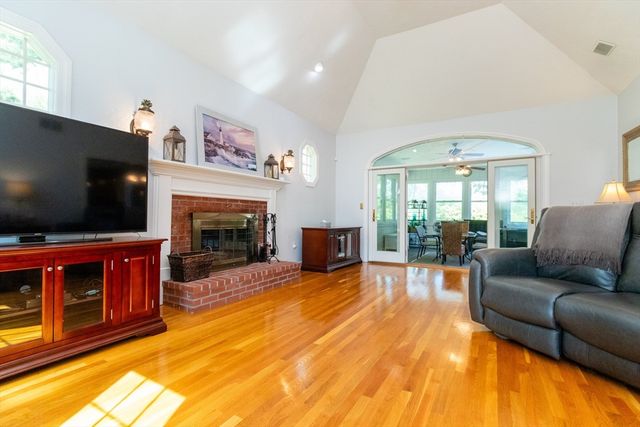 25 Windsor Dr, Foxboro, MA 02035