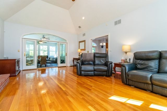 25 Windsor Dr, Foxboro, MA 02035