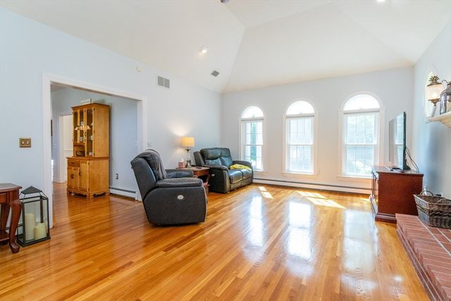 25 Windsor Dr, Foxboro, MA 02035