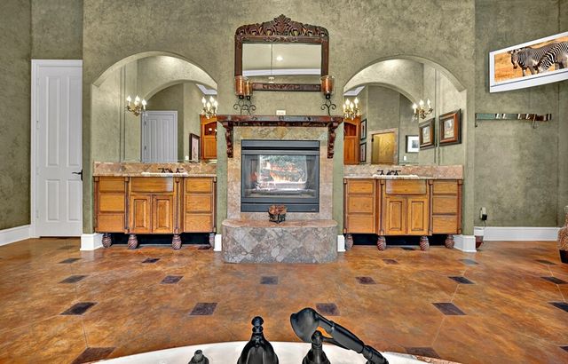 565 Lost Hunters Canyon, China Spring, TX 76633