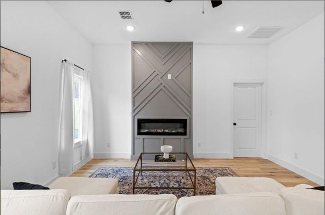 5516 Helmick Avenue, Fort Worth, TX 76107