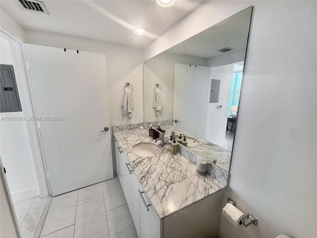 950 Brickell Bay Drive 3904, Miami, FL 33131