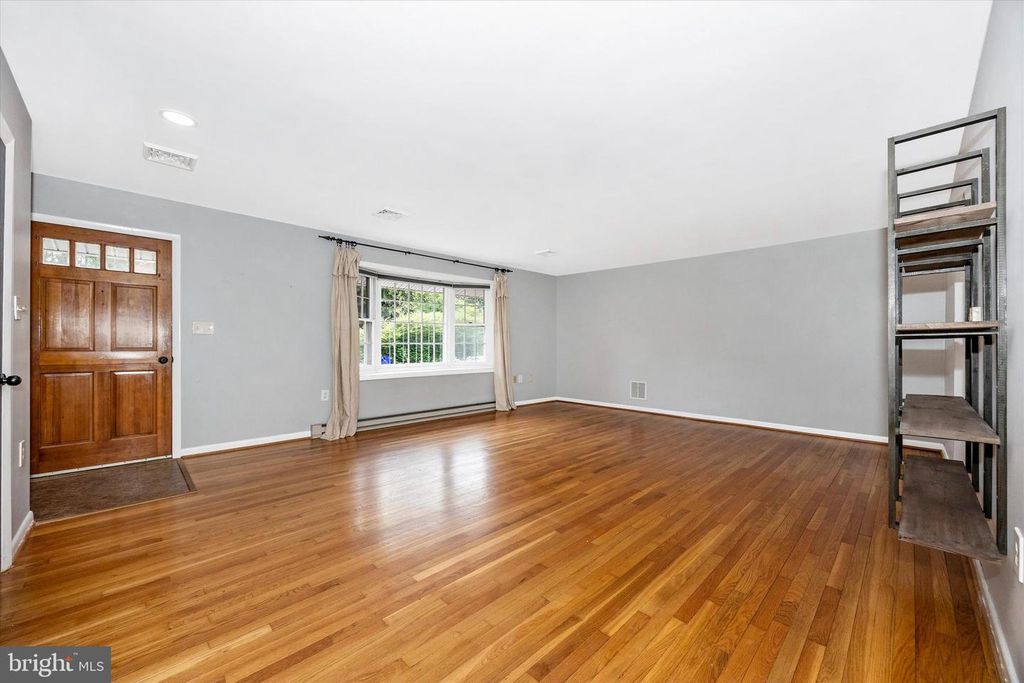Image 4 of property listing at 3905 SUGARLOAF DR, Monrovia, MD 21770