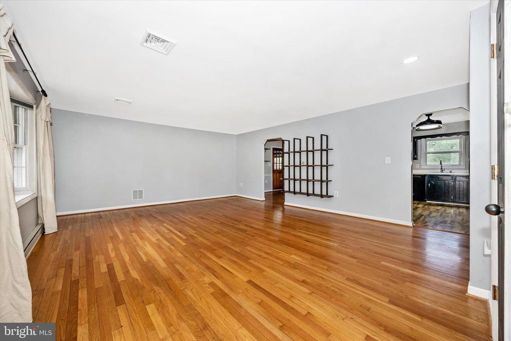 Image 6 of property listing at 3905 SUGARLOAF DR, Monrovia, MD 21770