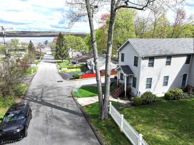 33 Woodsedge Ave, Mount Olive Twp., NJ 07828