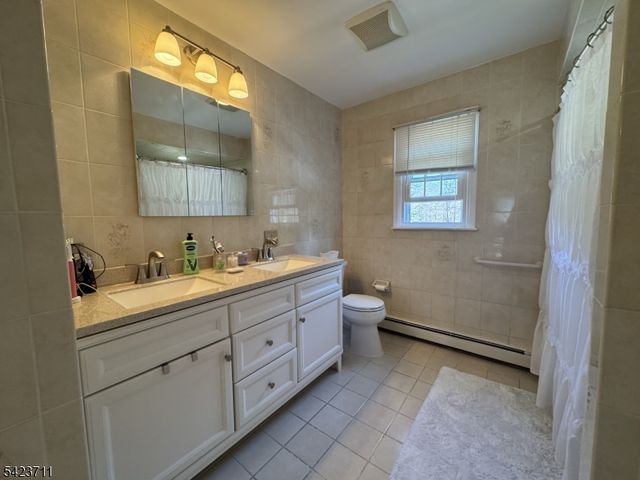 33 Woodsedge Ave, Mount Olive Twp., NJ 07828