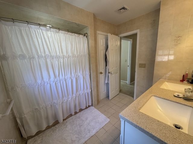 33 Woodsedge Ave, Mount Olive Twp., NJ 07828