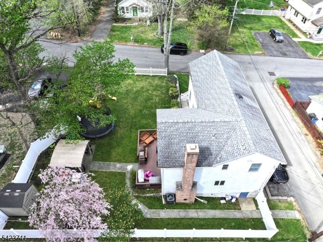 33 Woodsedge Ave, Mount Olive Twp., NJ 07828