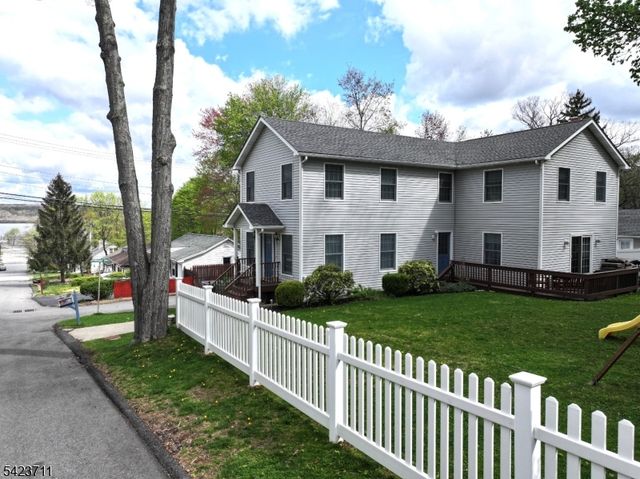 33 Woodsedge Ave, Mount Olive Twp., NJ 07828