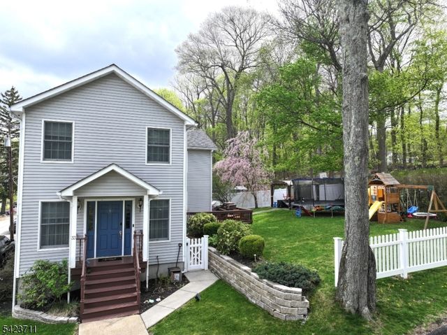 33 Woodsedge Ave, Mount Olive Twp., NJ 07828