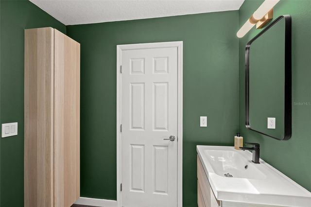 319 BEARDED OAKS CIRCLE, Sarasota, FL 34232
