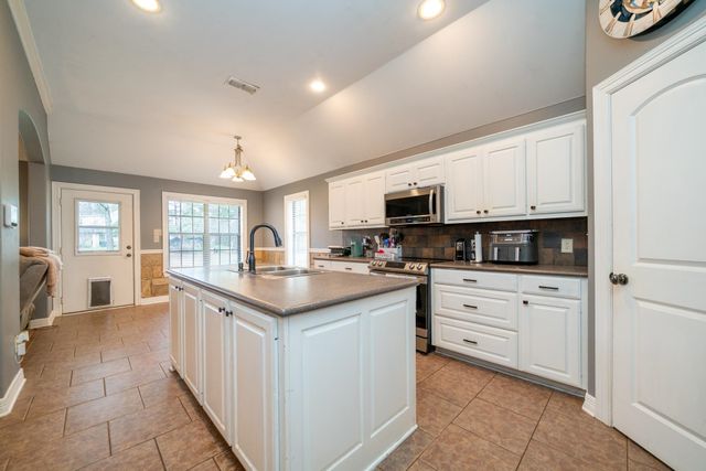 105 Cedar Ridge Rd, Longview, TX 75602