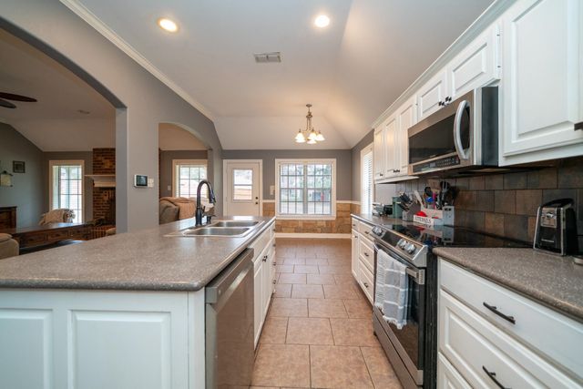 105 Cedar Ridge Rd, Longview, TX 75602