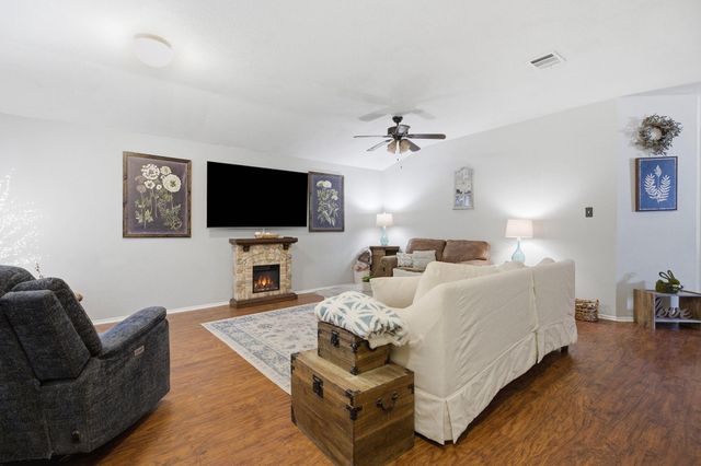 114 Creston ST, Hutto, TX 78634
