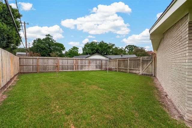 10811 Mcclearen Drive, Houston, TX 77096