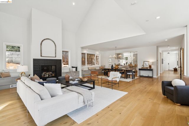 915 Grosvenor Place, Oakland, CA 94610