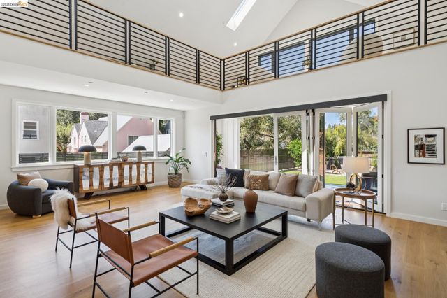 915 Grosvenor Place, Oakland, CA 94610