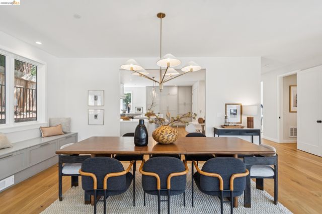 915 Grosvenor Place, Oakland, CA 94610