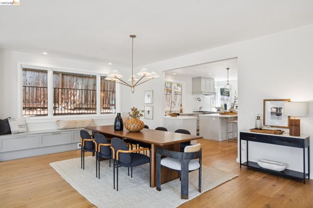 915 Grosvenor Place, Oakland, CA 94610
